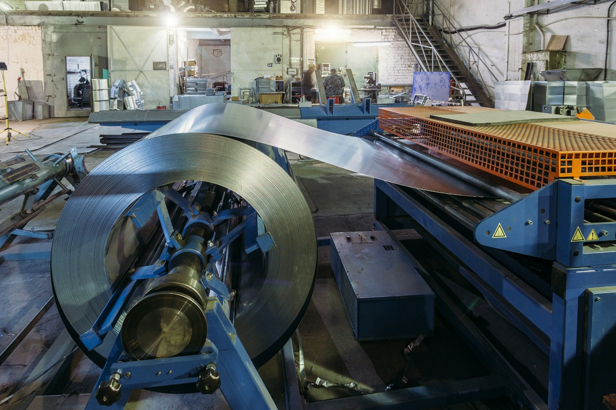 Jakie elementy wytwarza się w ramach procesu wyoblania blach?